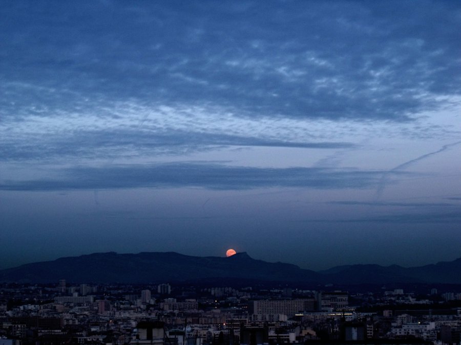 ville sous la lune